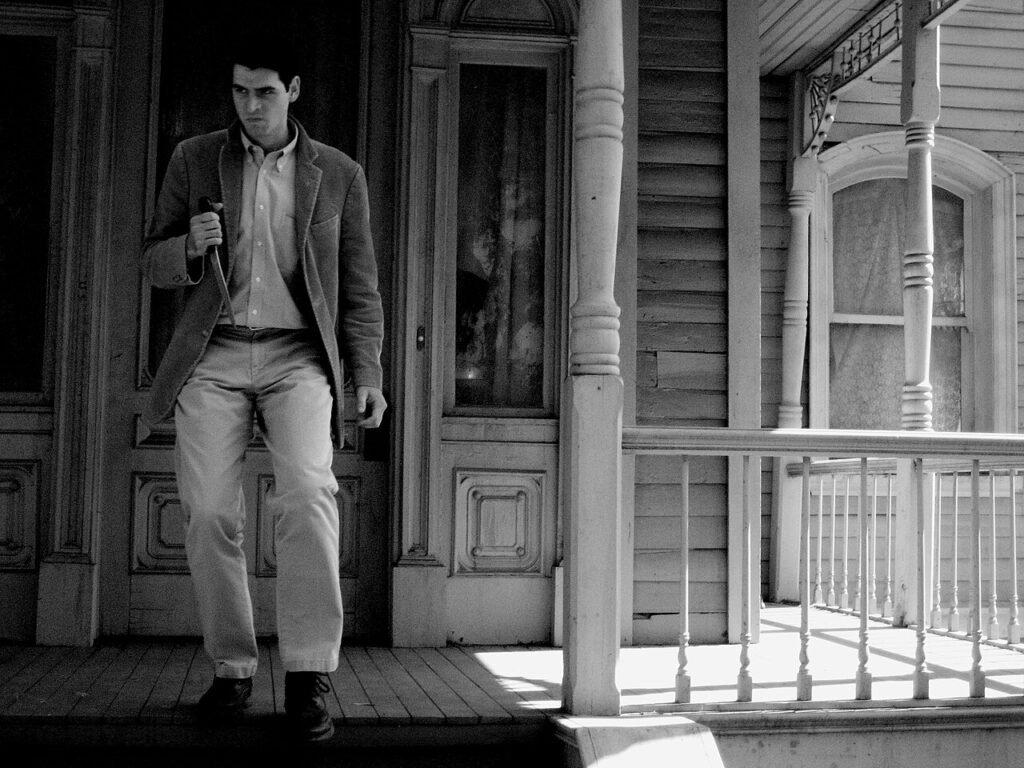 Norman Bates figure standing in front of the Bates Mansion on the Universal Studios tour